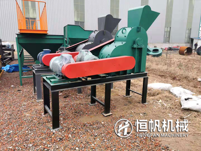 一套雞糞有機(jī)肥加工設(shè)備多少錢?投資需要多久能夠回本?(圖2) 有機(jī)肥雙級(jí)粉碎機(jī)