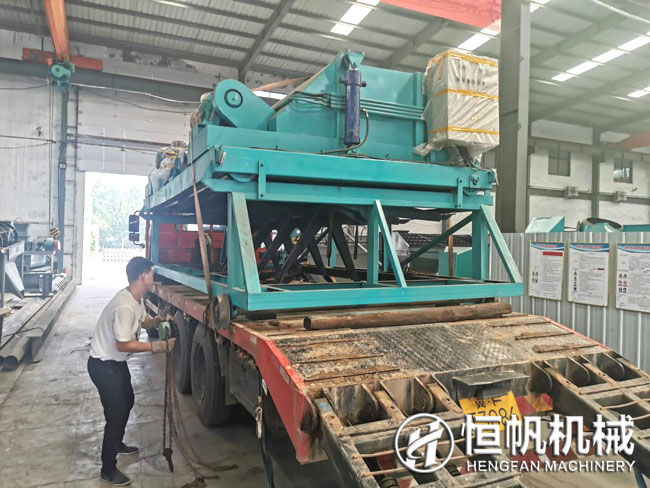 “私人訂制”六米寬槽式翻堆機(jī)發(fā)送至山西(圖1) 山西槽式翻堆機(jī)