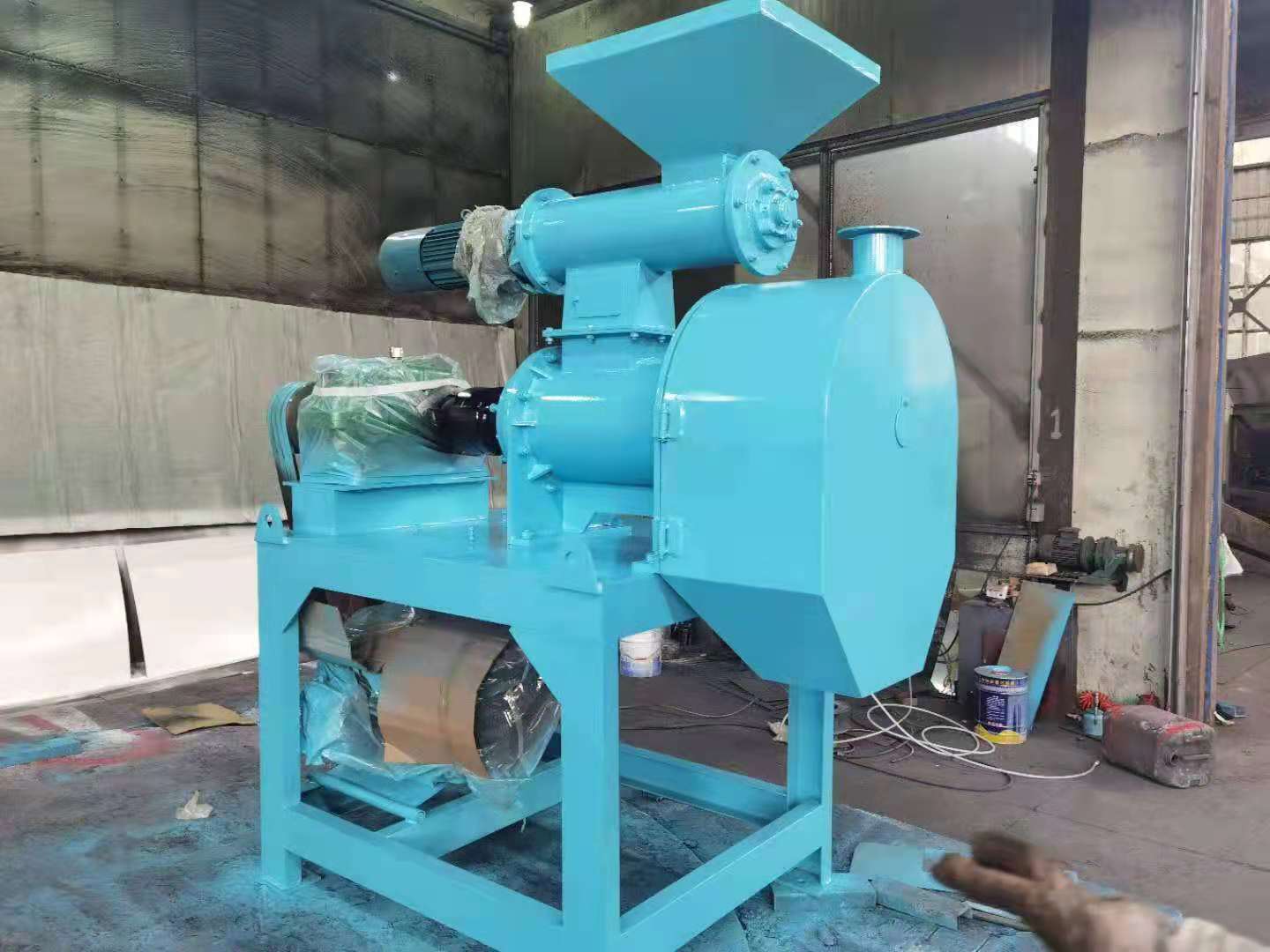 怎樣把豬糞加工成有機(jī)肥呢？(圖1)